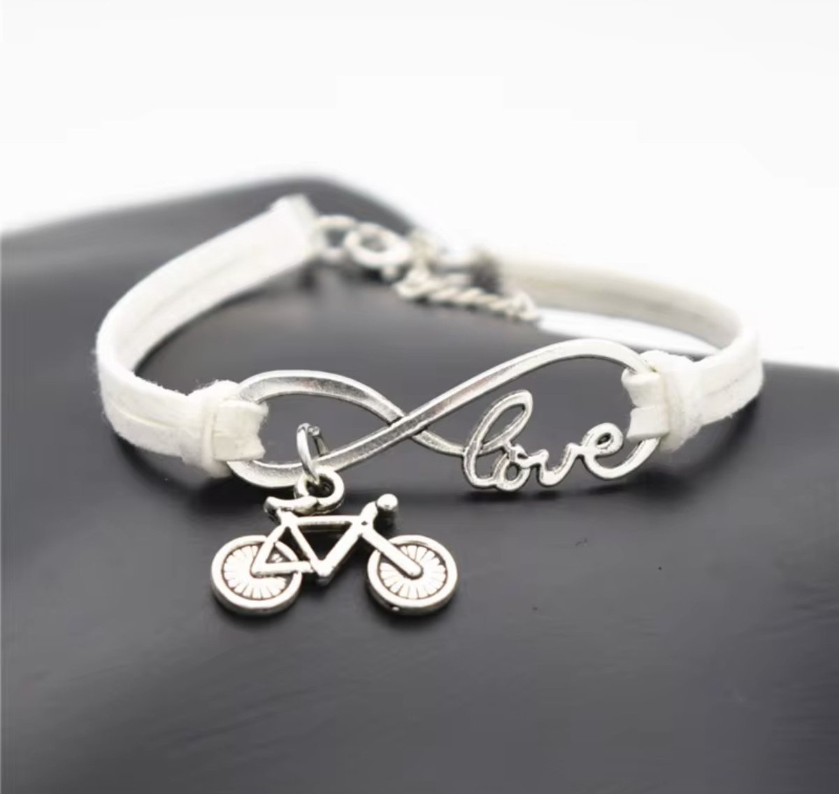 12Getit Armbandje wit met fiets hangertje