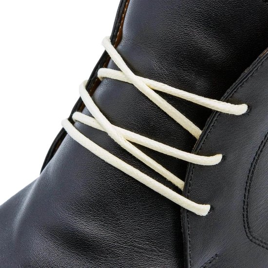 Witte ronde veters van 90 cm van The Kicks Don, gestrikt in een zwarte leren schoen.