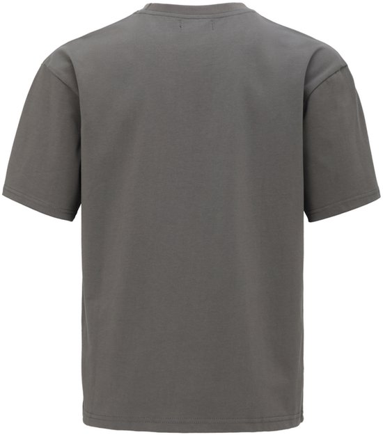 Achterkant van een grijze oversized t-shirt met korte mouwen.