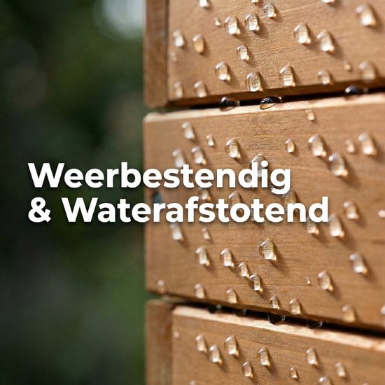 Close-up van de houten bloembak van IvoQ met waterdruppels op het oppervlak. Tekst: Weerbestendig & Waterafstotend.