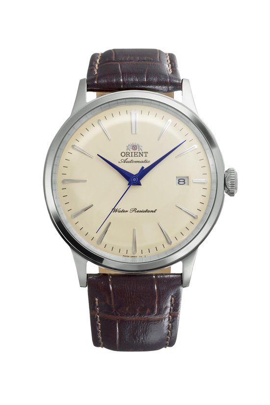Montre argentée avec cadran blanc cassé, aiguilles bleues et bracelet en cuir de crocodile marron.