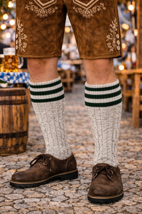Man draagt beige gebreide kniekousen met groene en witte strepen en bruine schoenen.