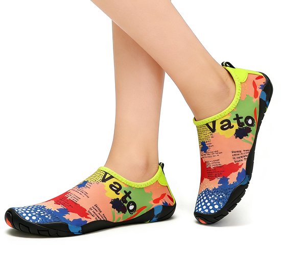 Zwarte waterschoenen met een veelkleurige print met tekst en limegroene rand.