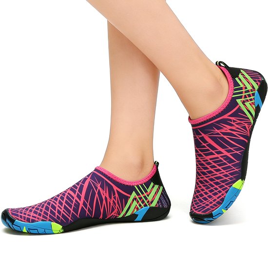 Paarse waterschoenen met roze lijnenpatroon, roze rand, blauwe en groene accenten.