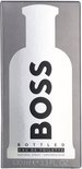 Een kartonnen verpakking van BOSS Bottled met een fleslogo en de tekst "100 ml e 3.3 FL. OZ."