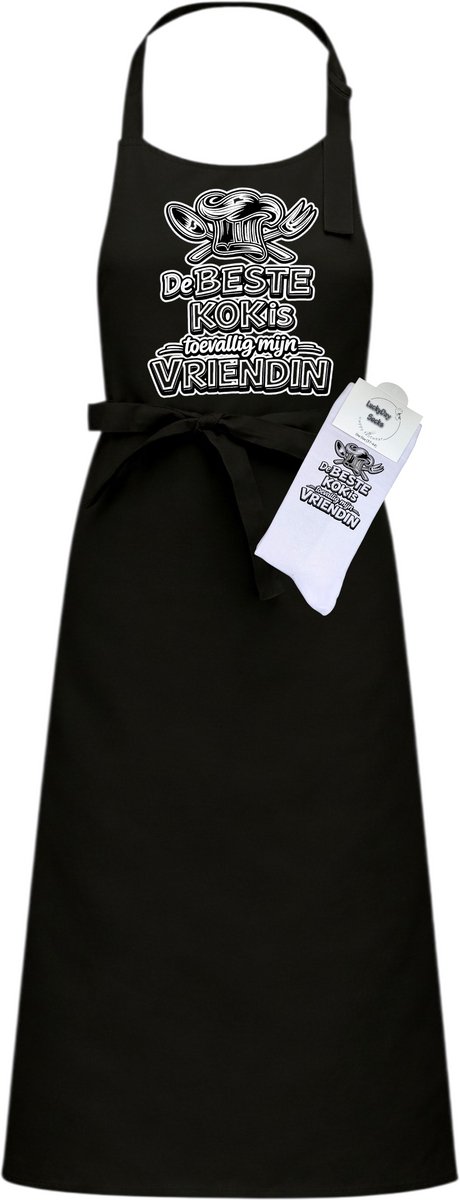 Keukenschort en sokken met tekst - Giftset - De beste kok is toevallig mijn Vriendin - Moederdag - Vaderdag - Zwart - Verstelbaar - Cadeau idee - Verjaardag - Cadeau dames en heren - Liefste Opa en Oma cadeau - Kerst cadeau - Grappig cadeau - Onesize