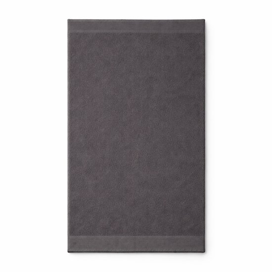 Une serviette de bain gris anthracite avec un motif subtil en haut et en bas, isolée sur blanc.