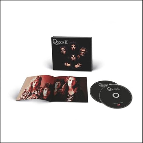 Queen II CD-set met vier bandleden op de hoes en een geopend boekje met dezelfde bandleden, twee cd's ernaast.
