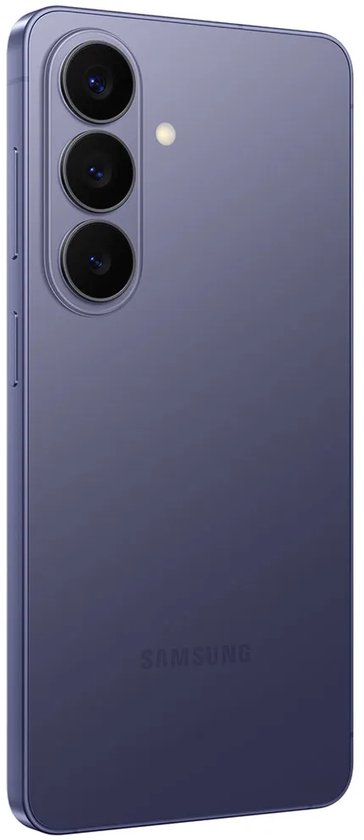 Paarse Samsung Galaxy S26 smartphone, schuin van achteren gezien, met drie camera's in verticale opstelling.