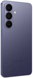 Paarse Samsung Galaxy S26 smartphone, schuin van achteren gezien, met drie camera's in verticale opstelling.