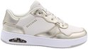 Witte sneaker met champagnekleurige accenten en zichtbare luchtkussen in de zool.