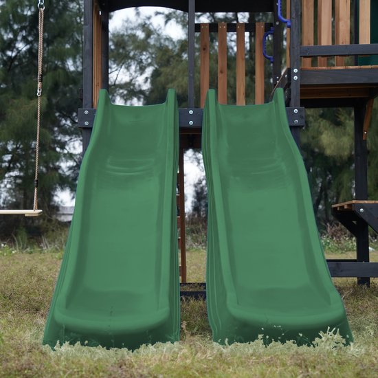 Dubbele groene glijbaan op een houten speeltoestel.