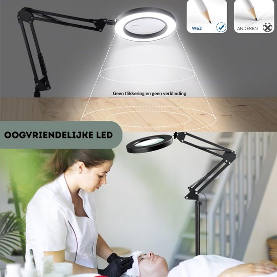 Zwarte staande loeplamp met een heldere LED-ring, getoond met een huidtherapeut die een klant behandelt.