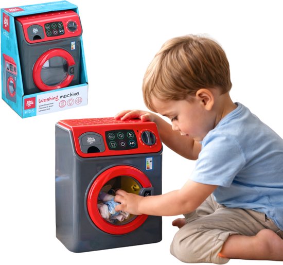 Jongen met grijze en rode speelgoedwasmachine met wasgoed erin. De verpakking staat ernaast.