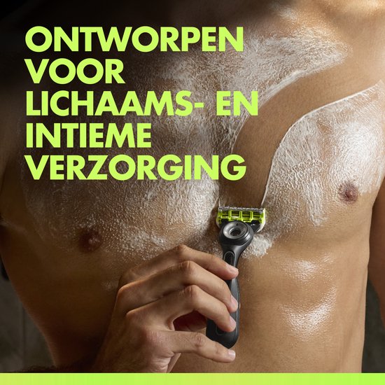 Gillette BODY scheermes met groene kop op een borst met scheerschuim.