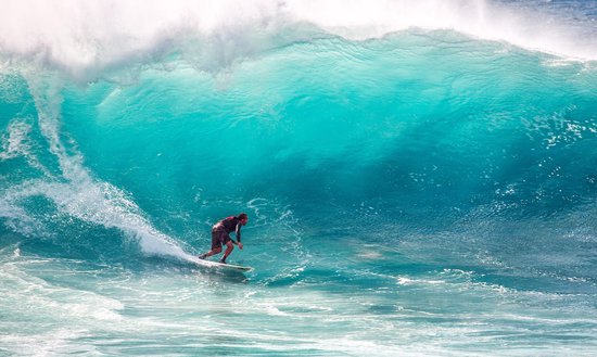 Poster Surfen onder hoge golfen in Hawaii - Watersport - Large 70x50 cm