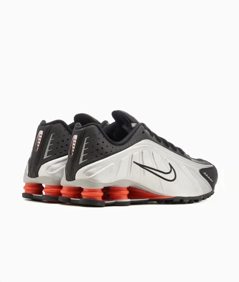Nike Shox R4 Sneakers CW2626-005 Zilver