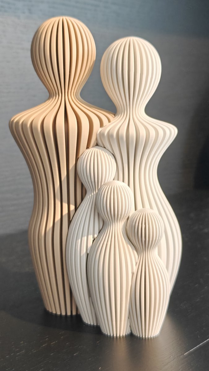 Gezinsbeeldje met 3 Kinderen – Modern Decoratief Beeld – 21 cm – Beige/Wit