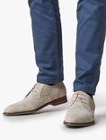 Heren beige Floris van Bommel veterschoenen gedragen met een blauwe pantalon.