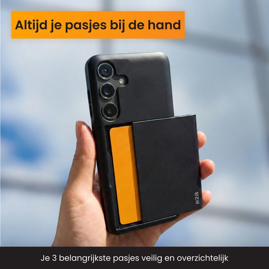 Altijd je pasjes bij de hand. Een zwarte R2B telefoonhoes met een oranje pasje dat uit de pasjeshouder wordt geschoven.