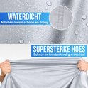 Zilverkleurige stof van een motorhoes met waterdruppels en de tekst 'WATERDICHT' en 'SUPERSTERKE HOES'.