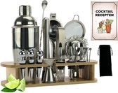 Een complete cocktailset op een bamboe standaard met shaker, lepels, jigger, muddler, zeef en receptenboekje.