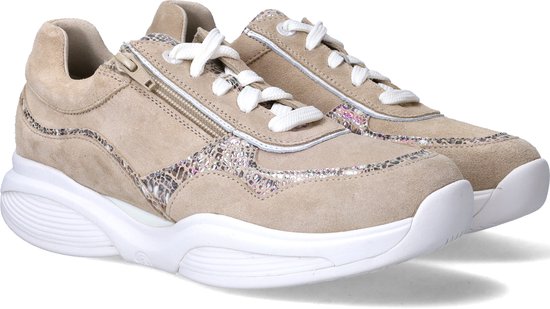Lichtbruine suède sneakers met witte veters, ritssluiting, zilverkleurige reptielenprint en witte zool.