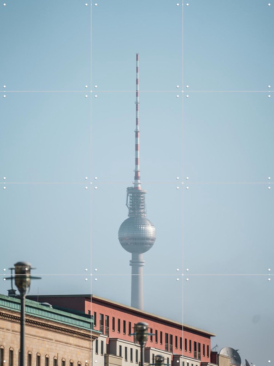 IXXI Fernsehturm, Teun de Leede & Kunst in Kaart - 60 x 80 cm - Gratis ophangtool - Grote wanddecoratie en posters - Fotografie, Woonkamer, Gebouwen