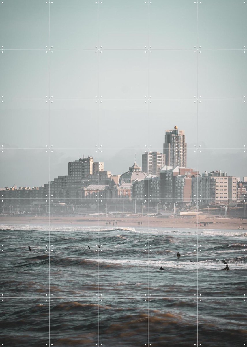 IXXI Surfers Scheveningen, Teun de Leede & Kunst in Kaart - 100 x 140 cm - Gratis ophangtool - Grote wanddecoratie en posters - Fotografie