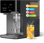 Zwart aanrecht waterfilter met touchscreen en opties voor sprankelend, koud, heet en pH 7.5+ water. Glas met sinaasappelpartjes.