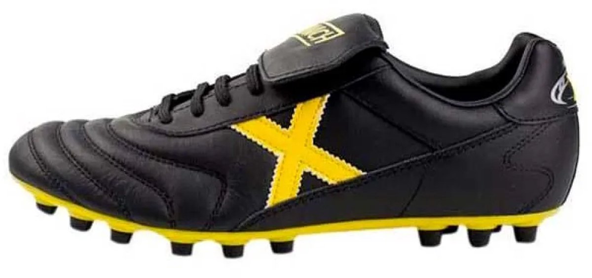 Zwarte MUNICH Mundial U25 voetbalschoenen EU 46 met gele accenten en klassieke design, ideaal voor comfort en controle.