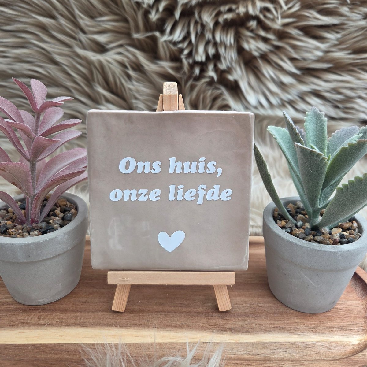 CreaCraft Robuust wenstegeltje “Ons Huis, Onze Liefde” – Liefde Cadeau – Woondecoratie – Relatie – Trendy nu – Valentijn – Handmade – Housewarming – Vriendschap – Decoratief Tegeltje met Standaard – Cadeau Idee Beige/Wit