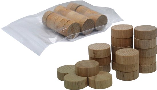Een stapel houten sjoelstenen van 30mm, sommige in een plastic zakje.