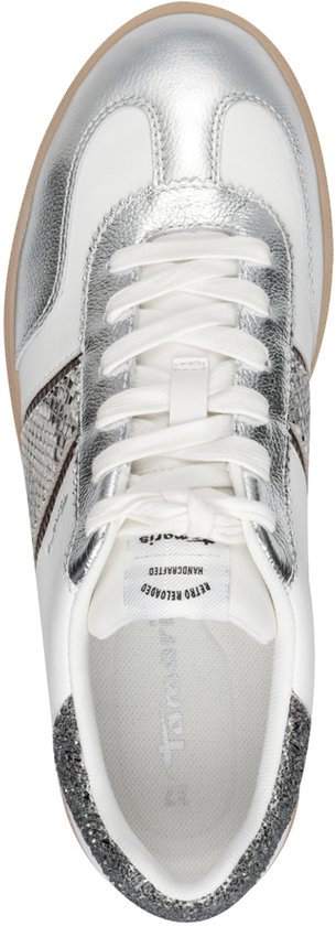 Bovenaanzicht van witte dames sneaker met zilverkleurige details, slangenprint en glitter op de hiel.
