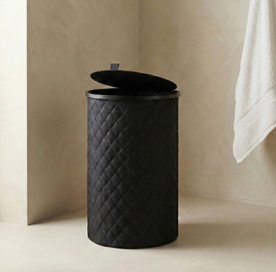 Zwarte, ronde wasmand met ruitpatroon en deksel, in een lichte ruimte.