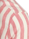 Detail van de schoudernaad van een roze met wit gestreept katoen-linnen overhemd.
