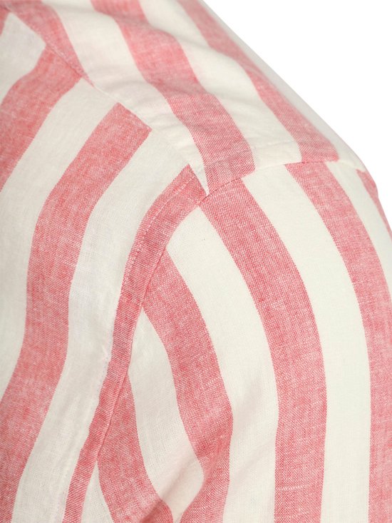 Detail van de schoudernaad van een roze met wit gestreept katoen-linnen overhemd.