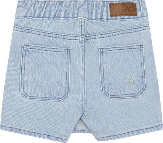 Lichtblauwe denim shorts met elastische tailleband en twee achterzakken. Een van de zakken heeft een geborduurd hartje. Bruin merklabel aan de achterkant.