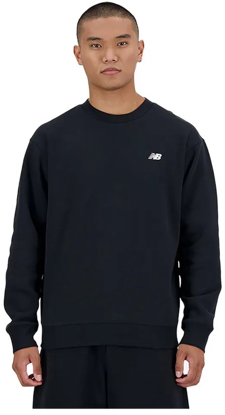 Man met zwarte New Balance sweater met witte NB logo op de borst.