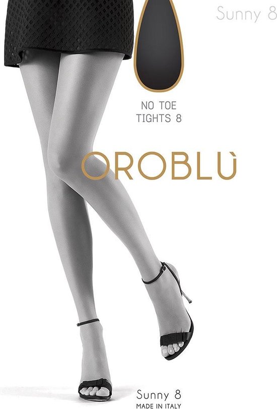 Model in Sunny 8 No Toe Tights 8 van Oroblu, met sandalen.