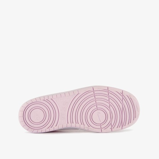 Roze sneaker zool met rond patroon en Nike logo