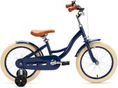 Donkerblauwe kinderfiets met bruin zadel, bruine handvatten, crèmekleurige banden en zijwieltjes, vanaf de zijkant gezien.