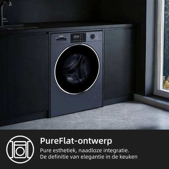 Lave-linge CHiQ bleu foncé avec 'PureFlat design' dans une cuisine, avec des placards noirs et une vue sur le jardin.