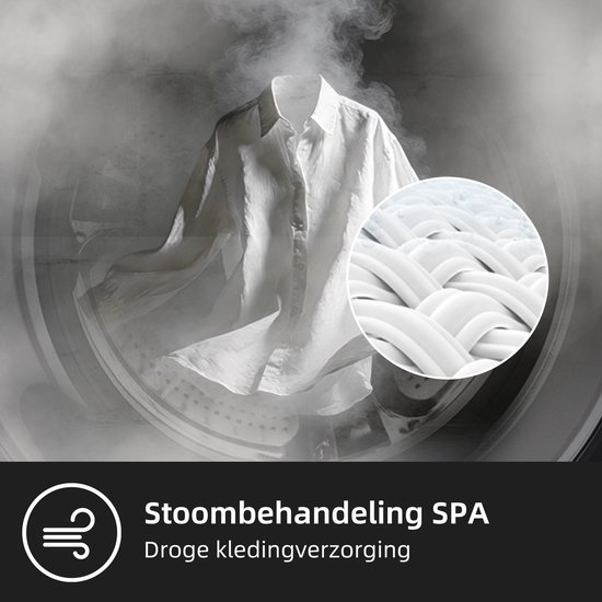 Chemise blanche en coton traitée à la vapeur dans une machine à laver, avec un gros plan des fibres du tissu.