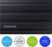 Close-up van een zwarte Samsung T7 Shield SSD met compatibiliteitslogo's voor Windows, macOS, Android en iPhone.