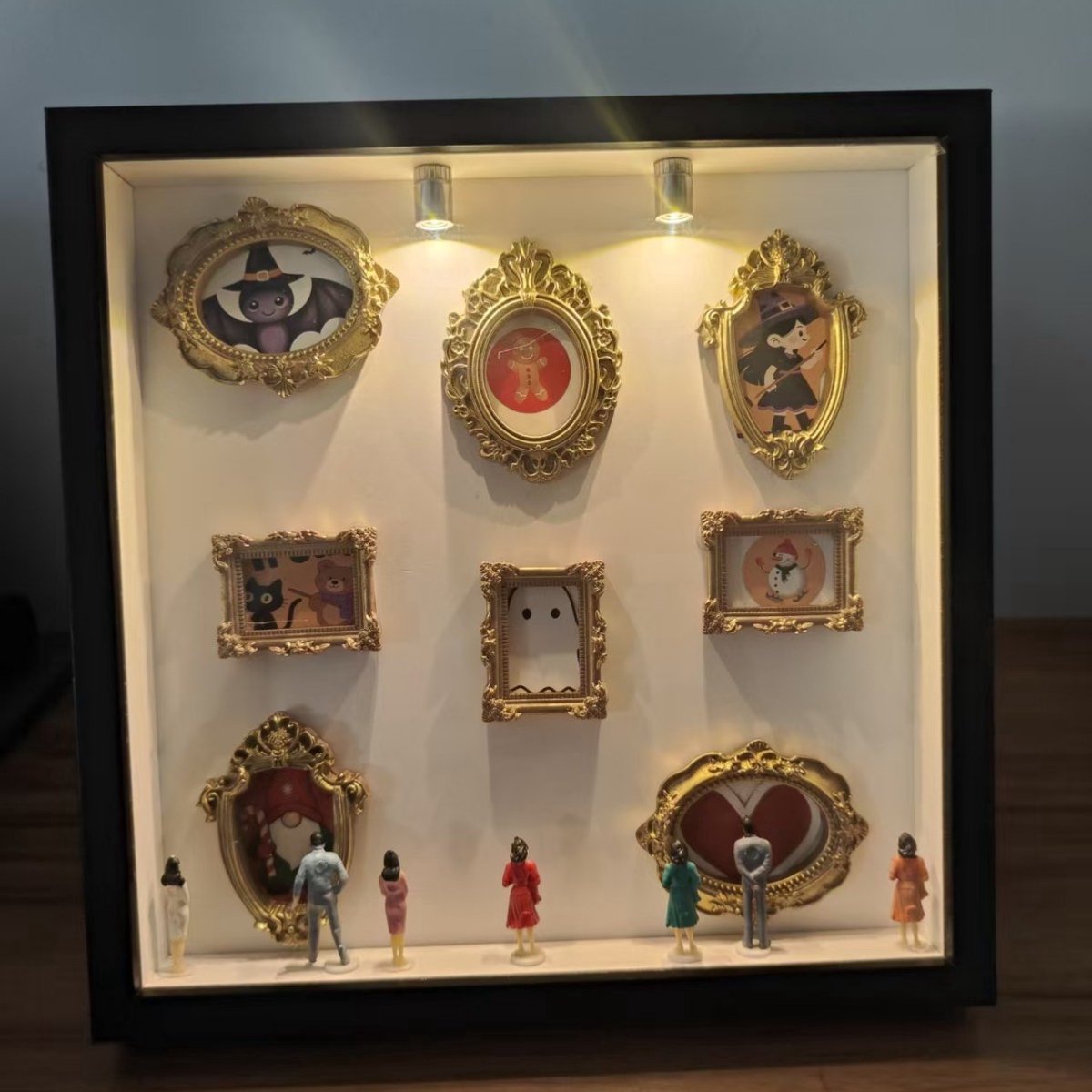 DIY Shadow Box - 25,5x25,5 cm - Mini Fotolijst Met LED - DIY Mini Museum Silhouette Box - Complete Set met 8 Miniatuur Mensjes & 8 Gouden Lijstjes - Frame Display Case - Barokstijl - Vintage fotolijstjes - Valentijn cadeau - Cadeau voor vrouw — cadeau in Wonen & Interieur - foto 6