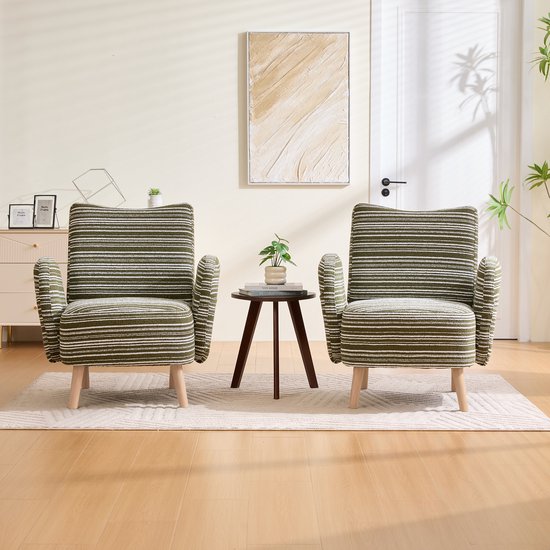Twee stoelen met groene en witte strepen, houten pootjes en een bijzettafel.