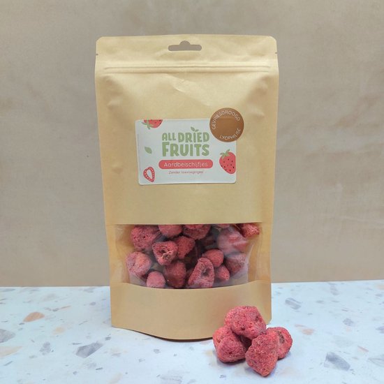 Bruine papieren zak met gevriesdroogde aardbeien. Label: "ALL DRIED FRUITS - Aardbeischijfjes - Zonder toevoegingen"