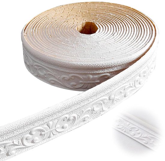 Rol van witte, zelfklevende sierlijst met een ingewikkeld reliëfpatroon.