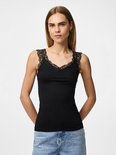 Zwarte dames tanktop van Pieces met kanten rand langs de V-hals en bandjes.